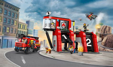 Ilustracja remizy strażackiej LEGO City z wozem strażackim i minifigurkami w akcji