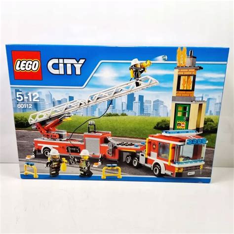 Zestaw LEGO City Wóz strażacki 60112 w akcji, gaszący płonący dom