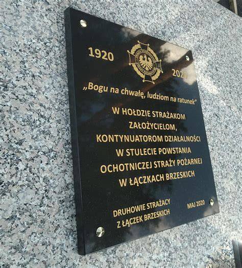 Pamiątkowa tablica na frontonie remizy OSP Skołyszyn