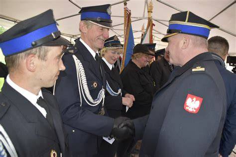 Uroczysty apel podczas obchodów jubileuszowych OSP Skołyszyn