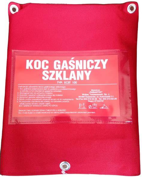Tematyczne zdjęcie koca gaśniczego w czerwonej torbie, gotowego do użycia