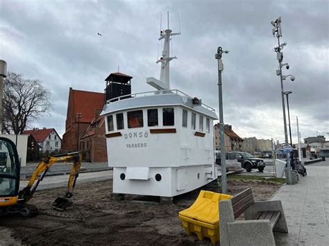 Tematyczne zdjęcie płonącego kutra rybackiego na morzu, dym, akcja gaśnicza
