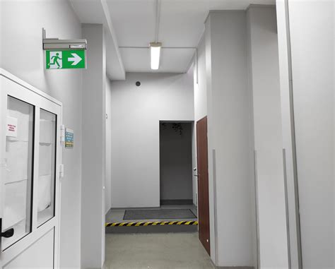 Znak wskazujący drogę ewakuacyjną