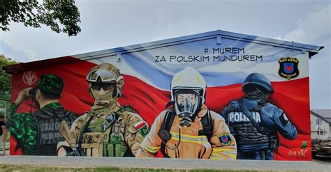Służby mundurowe (OSP, Policja, Wojsko) uczestniczące w nabożeństwie Drogi Krzyżowej, z flagami i sztandarami