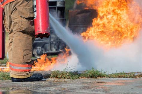 osoba wzywająca pomoc z balkonu podczas pożaru