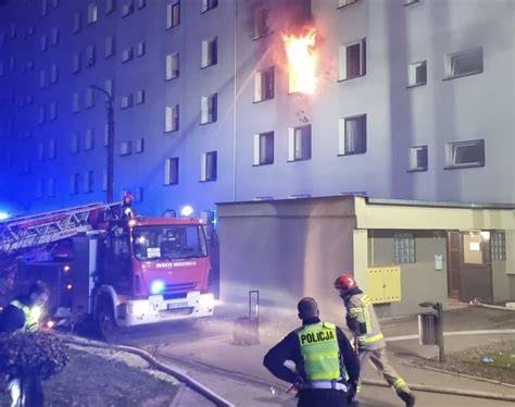 Zdjęcie z akcji gaśniczej po pożarze mieszkania w Bełchatowie, widoczne zadymienie