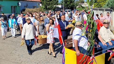 Korowód dożynkowy z pięknie udekorowanymi wozami i bryczkami