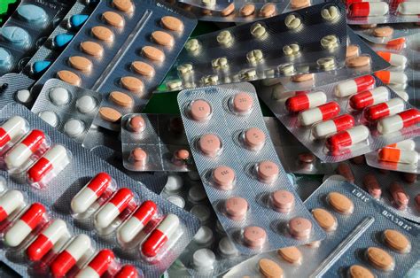 zdjęcie przedstawiające opakowania leków i preparatów stosowanych w leczeniu objawowym ospy wietrznej