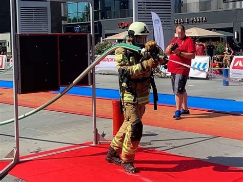 Zdjęcie zawodników odbierających medale podczas zawodów Firefighter Combat Challenge