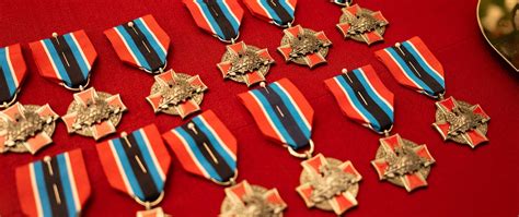 Ilustracja przedstawiająca różne odznaczenia OSP, w tym medale i odznaki.