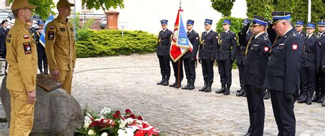 Apel pamięci pod pomnikiem strażaków z udziałem przedstawicieli związku emerytów i rencistów pożarnictwa