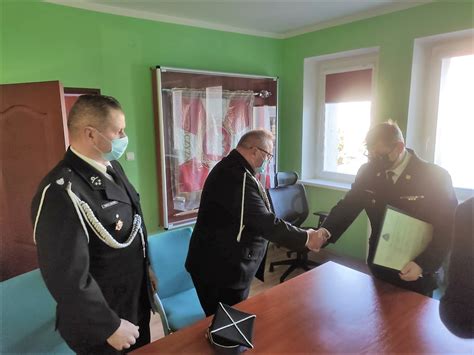 Zdjęcie z uroczystości przekazania decyzji o włączeniu OSP Przybysławice do KSRG z udziałem władz samorządowych i przedstawicieli straży pożarnej