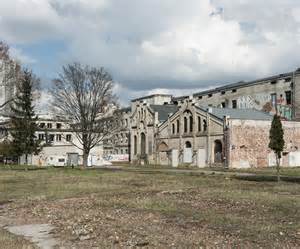 Widok na zadymiony pustostan w Lądku-Zdroju