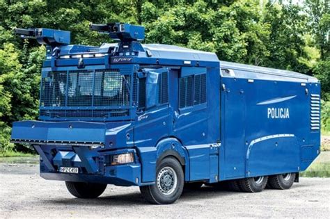 Ilustracja bojowego wozu strażackiego z funkcjonalną armatką wodną.