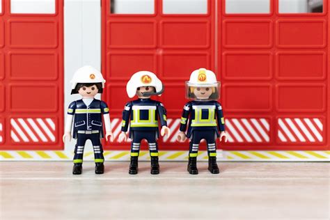 Zdjęcie przedstawiające wszystkie akcesoria i figurki strażaków wchodzące w skład zestawu.