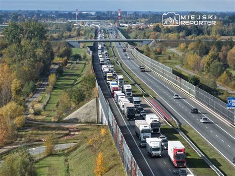 Schemat ustawienia pojazdów ratowniczych na autostradzie w celu zabezpieczenia miejsca zdarzenia