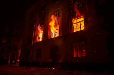 Zdjęcie przedstawiające płonący budynek pensjonatu