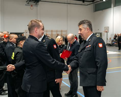 zdjęcie przedstawiające wręczenie promesy na zakup sprzętu dla OSP Bronów