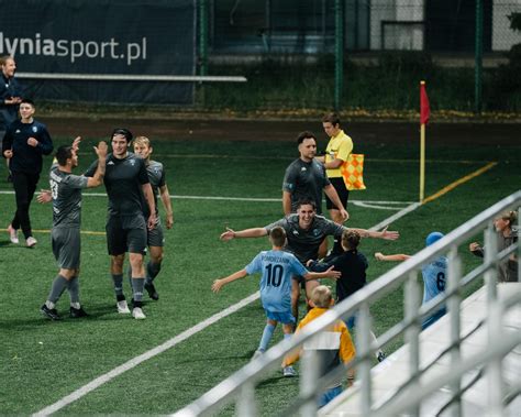 Fotografia przedstawiająca drużyny OSP podczas konkurencji bojowej lub sztafety na stadionie w Bytowie