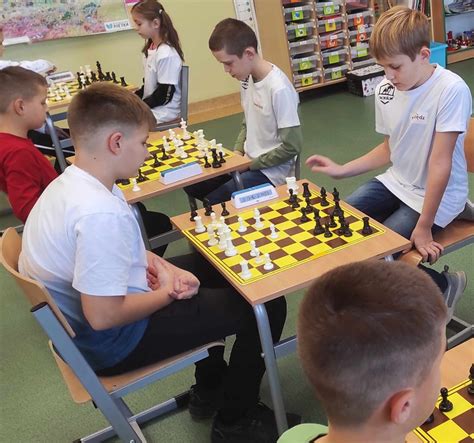 Młodzi szachiści podczas V Szachowych Mistrzostw Gminy Stary Sącz