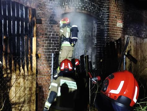 Zdjęcie przedstawiające akcję gaśniczą przy zabytkowej hali wachlarzowej parowozowni w Bielsku-Białej
