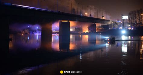 Zdjęcie płonącego Mostu Łazienkowskiego z 2015 roku lub z akcji gaśniczej