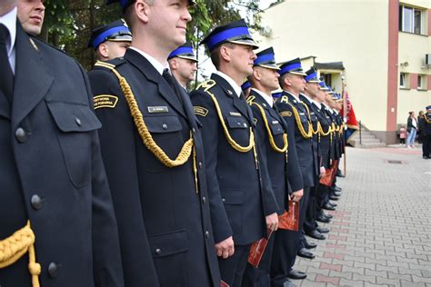 Archiwalne zdjęcie jednostki OSP lub współczesna fotografia strażaków w mundurach galowych