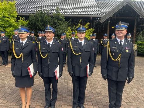 Strażacy odbierający awanse i odznaczenia