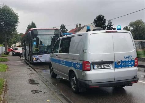 Kolizja samochodu osobowego z autobusem na ulicy Żołnierskiej w Rembertowie