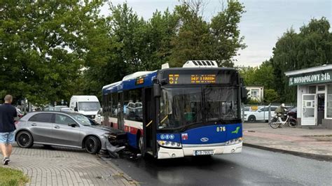 Miejsce kolizji autobusu miejskiego z samochodem osobowym w Rembertowie