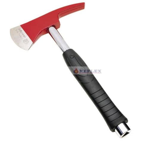 Zdjęcie lekkiego toporka strażackiego zintegrowanego z kluczem trójkątnym, z widoczną skórzaną pochewką.