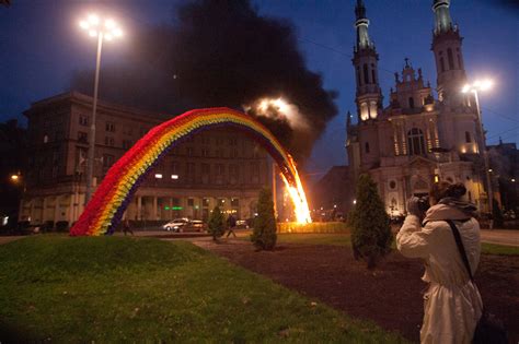 Fotografia przedstawiająca płonącą instalację 