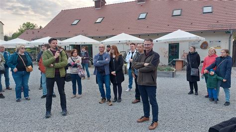 grupowe zdjęcie przedstawicieli władz lokalnych, organizatorów i uczestników imprezy MDP w Arboretum Wojsławice