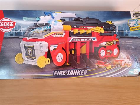 Wóz strażacki Dickie Toys Fire Hero w akcji, ze światłami i wodną psikawką