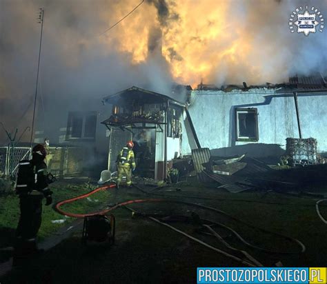 policjanci ewakuują rodzinę z płonącego domu