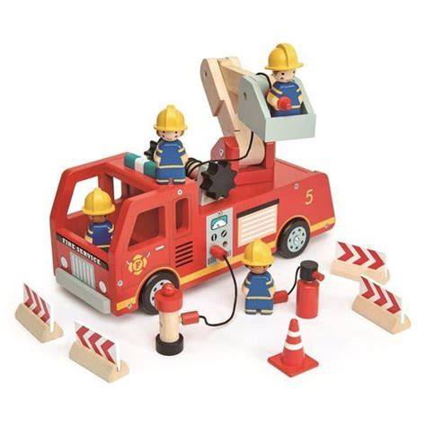 Drewniany helikopter strażacki Plan Toys w akcji