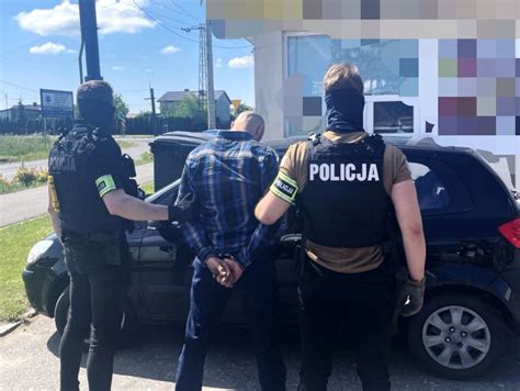 Zamaskowany sprawca rzucający butelką z płynem zapalającym w nocy