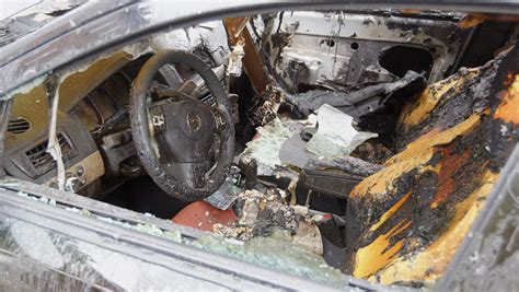 Porzucony i częściowo spalony samochód Opel Kadett, widoczny obszar bagażnika