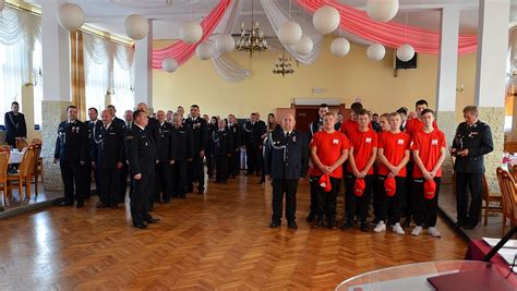 Zdjęcie z ceremonii wręczenia nagród dla zwycięskich drużyn OSP podczas zawodów w Gostomii