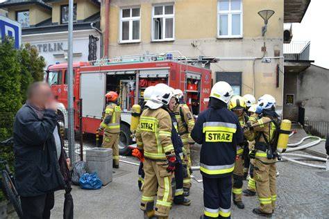 Zdjęcie akcji gaśniczej straży pożarnej przy kamienicy w Zduńskiej Woli