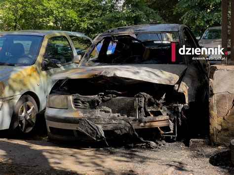 Zniszczone samochody od pożaru śmietnika