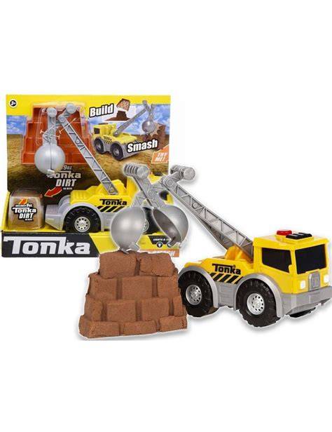 ilustracja przedstawiająca różnorodne metalowe zabawki Tonka w akcji