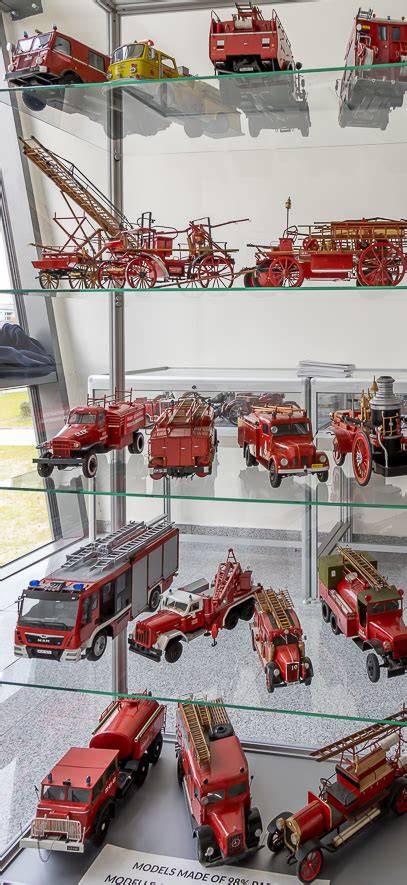 zdjęcie różnych modeli zabawek strażackich Tonka