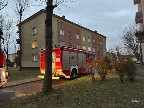 fotografia bloku mieszkalnego z widocznymi śladami pożaru