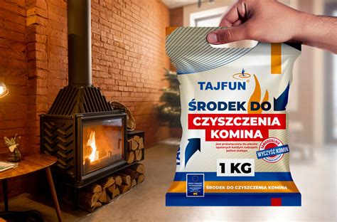 Kominiarz podczas czyszczenia komina