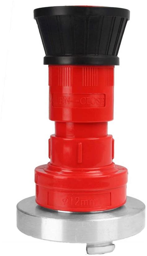 Zdjęcie węża strażackiego używanego do nawadniania dużego pola uprawnego.