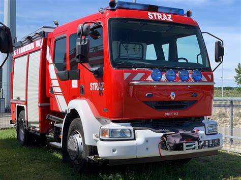 Nowoczesne wozy strażackie Renault D16 i MAN TGM 18.320 w akcji lub na tle remizy