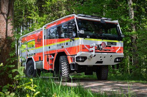 Wóz strażacki przystosowany do gaszenia pożarów leśnych w trudnym terenie