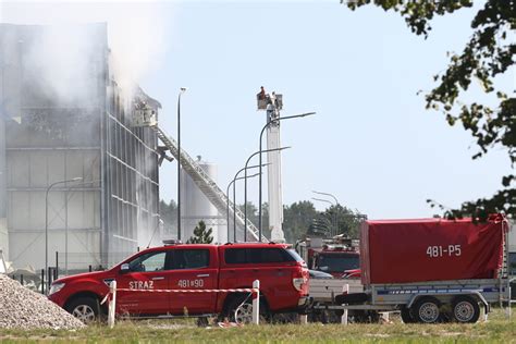 Zdjęcie płonącej hali zakładu przetwórstwa drobiu w Kawlach z widocznym intensywnym zadymieniem