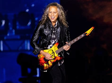 Kirk Hammett podczas koncertu rzucający piłki w publikę